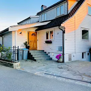  Apartment Feels Like -free Parking -attractive Location